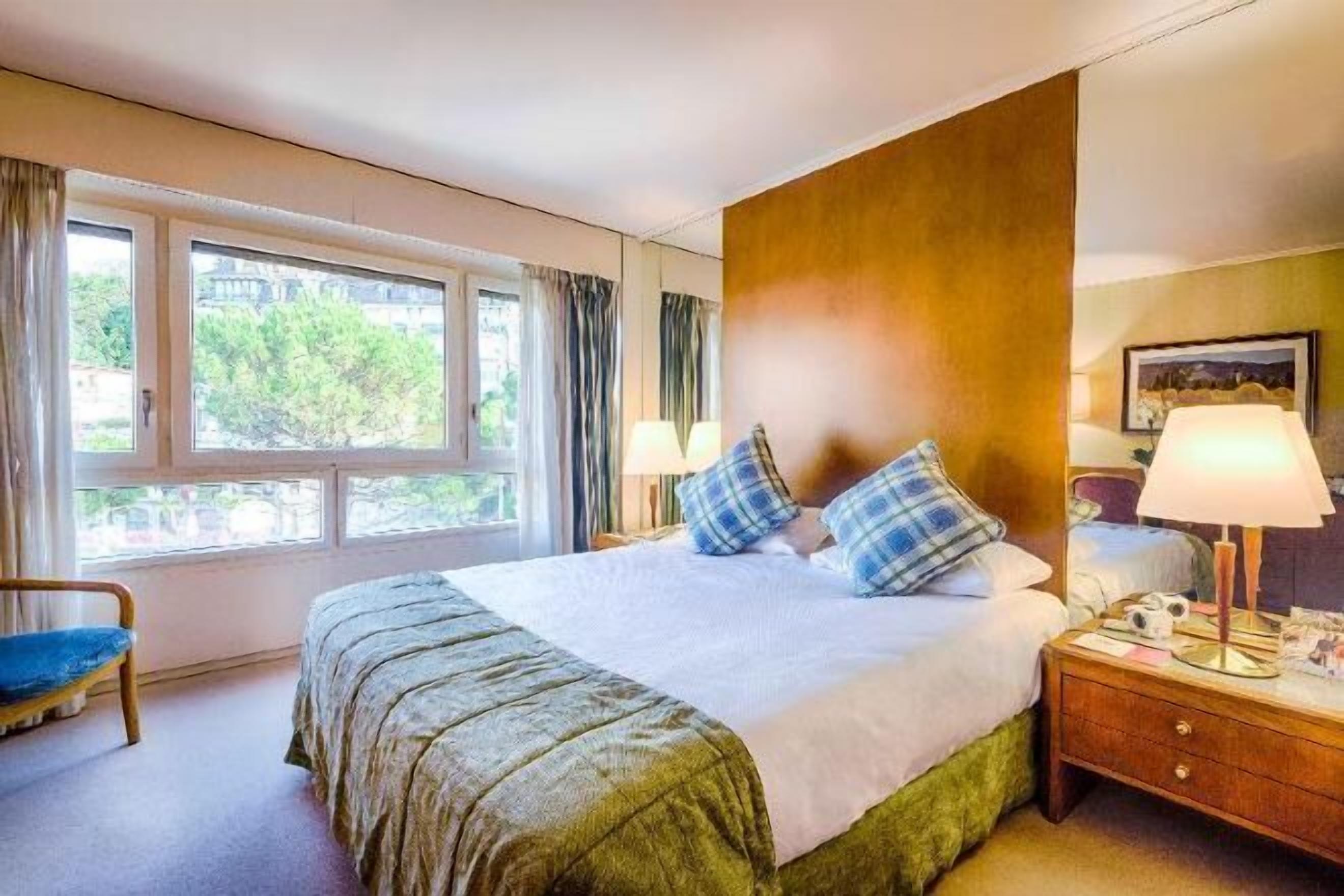 Ropa de cama de alta calidad y minibar 