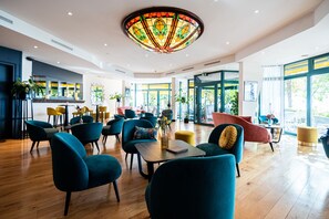 2 bars/lounges