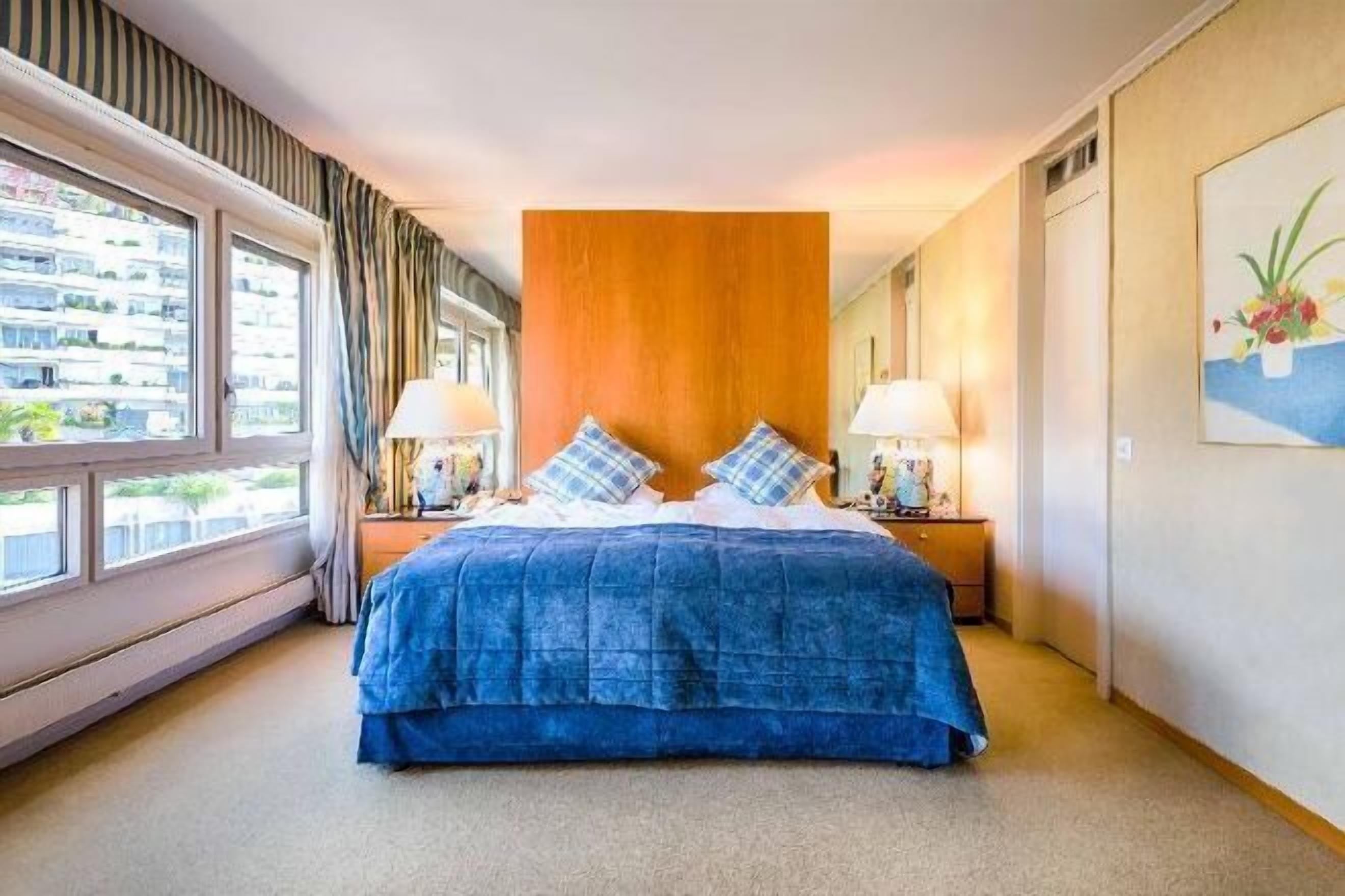 Ropa de cama de alta calidad y minibar 