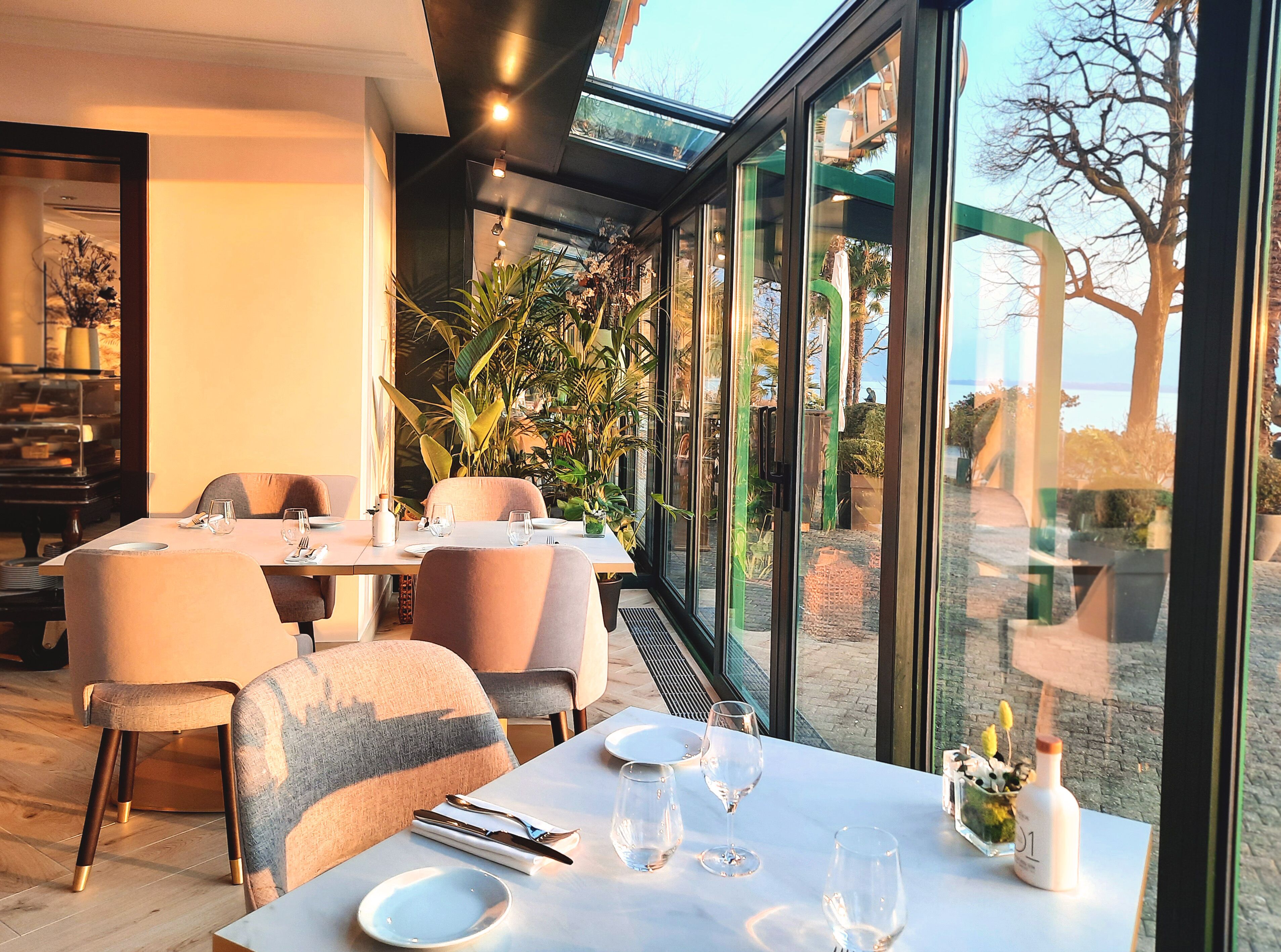 breakfast, lunch, dinner served; international cuisine