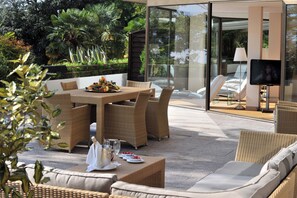 Royal-Suite, 2 Schlafzimmer, Terrasse, Seeblick | Terrasse/Patio