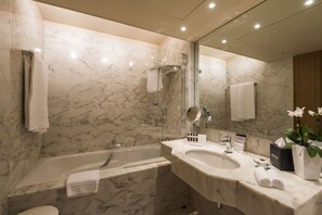 Suite Exécutive, 1 très grand lit, balcon, vue lac | Salle de bain | Articles de toilette écologiques, sèche-cheveux, peignoirs, chaussons