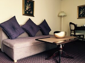 Suite | Minibar, safe på rommet, blendingsgardiner og strykejern/-brett