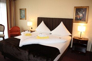 Dobbeltrom – standard | Minibar, safe på rommet, blendingsgardiner og strykejern/-brett