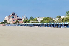 Private beach nearby, white sand, beach cabanas, sun-loungers