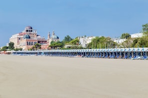 Private beach nearby, white sand, beach cabanas, sun-loungers