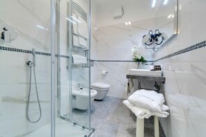 Doppia Premium, terrazzo | Bagno | Set di cortesia gratuito, asciugacapelli, accappatoio, pantofole
