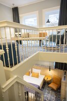 Ropa de cama de alta calidad y caja de seguridad en la habitación 