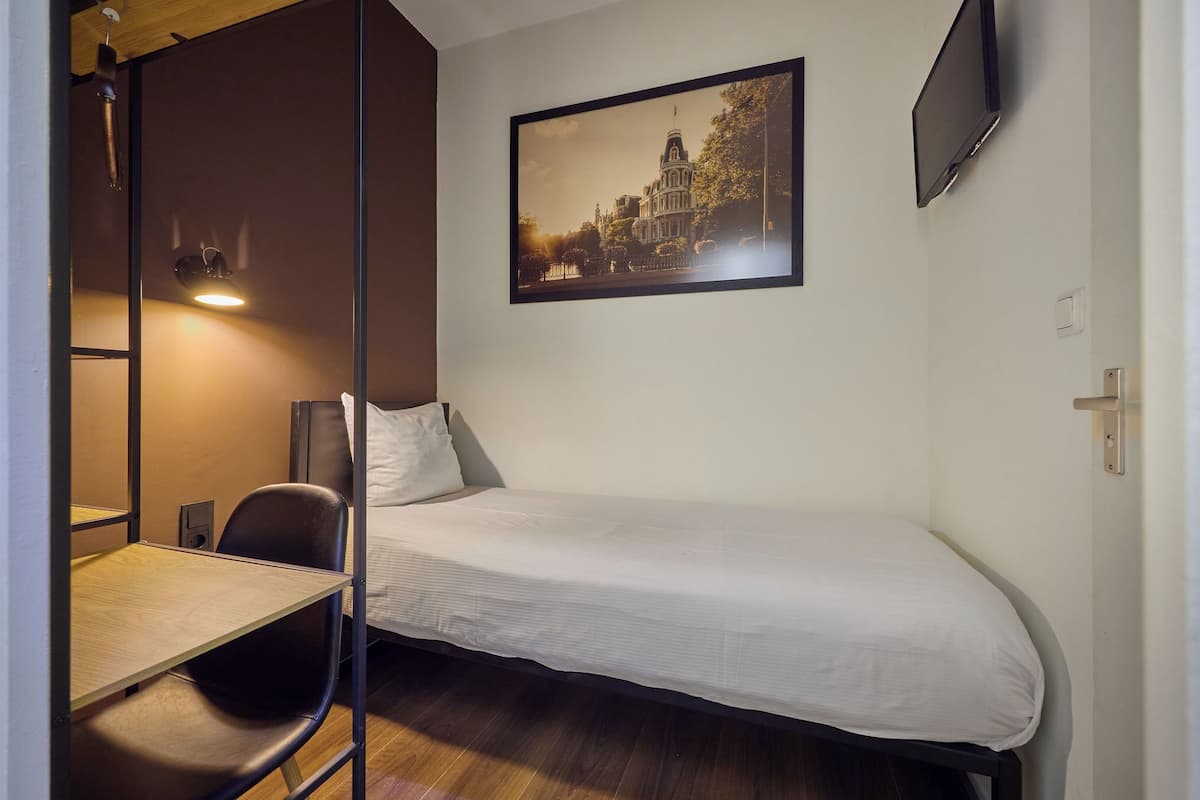 Economy eenpersoonskamer, 1 eenpersoonsbed, privébadkamer | Verduisterende gordijnen, een strijkplank/strijkijzer, gratis wifi