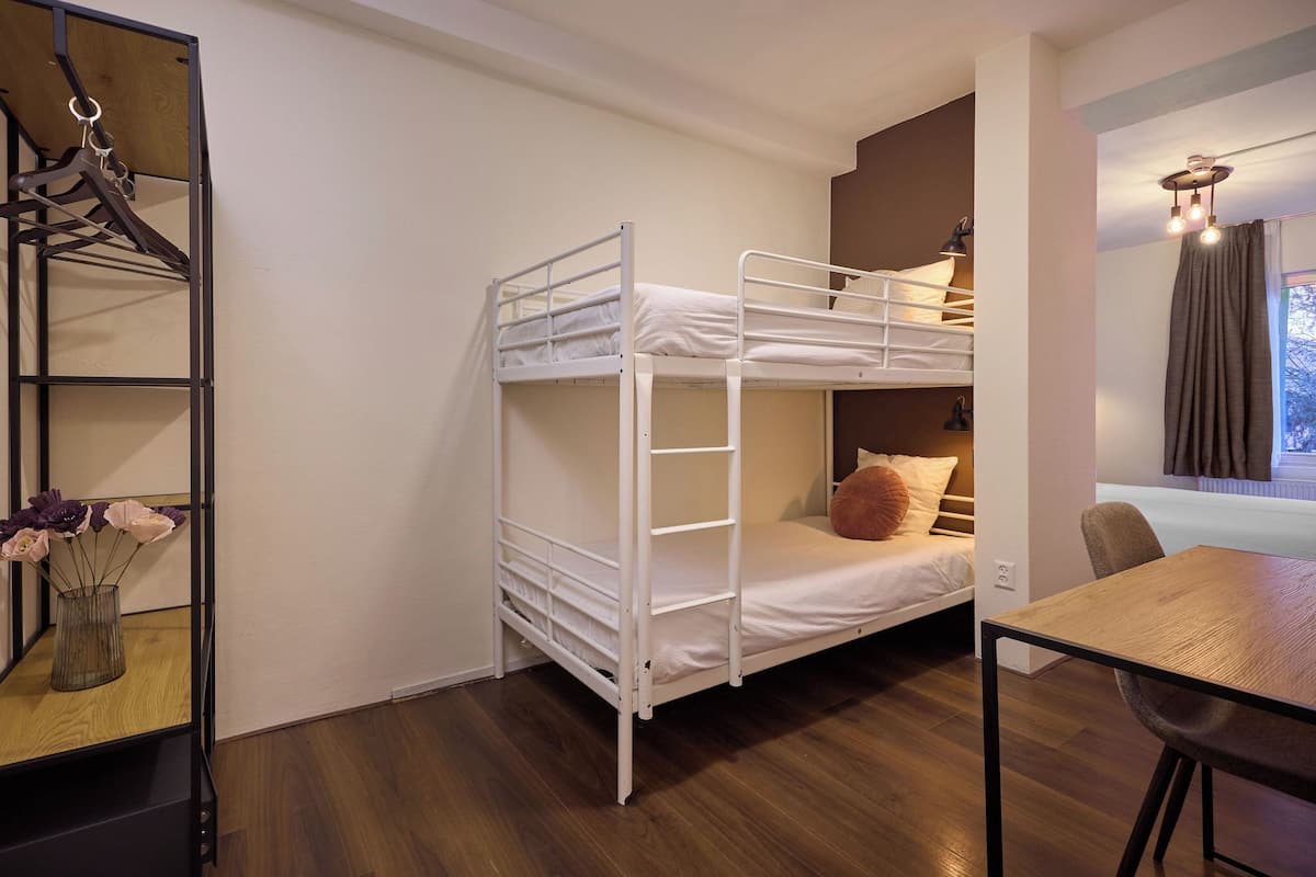 Standaard vierpersoonskamer, privébadkamer | Verduisterende gordijnen, een strijkplank/strijkijzer, gratis wifi