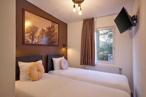 Standard Quadruple Room, Private Bathroom | Blackout drapes, iron/ironing board, free WiFi - Quentin Museum Square Hotel (Amsterdam)