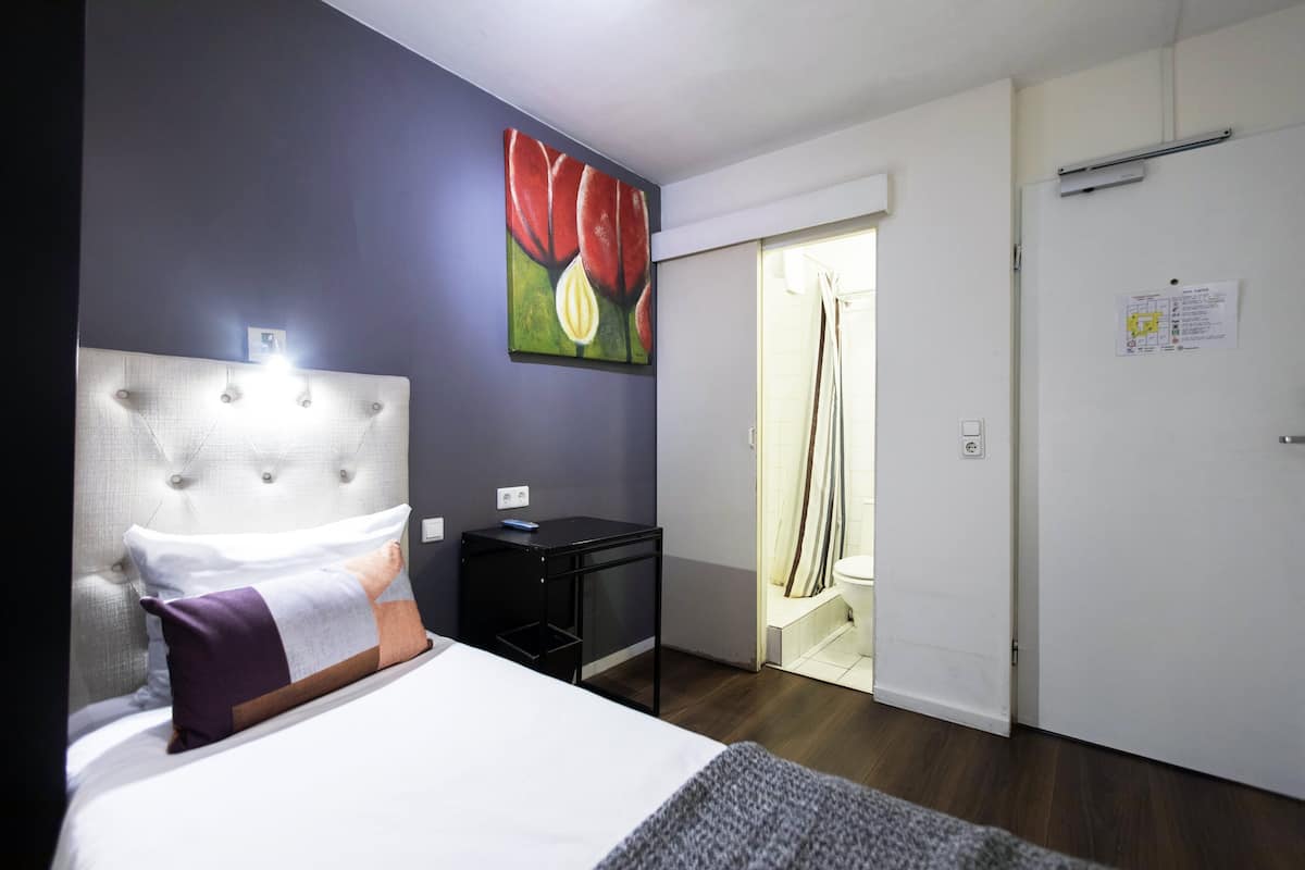 Quarto solteiro econômico, 1 cama de solteiro, banheiro privativo | Cortinas blackout, ferros/tábuas de passar roupa, Wi-Fi de cortesia