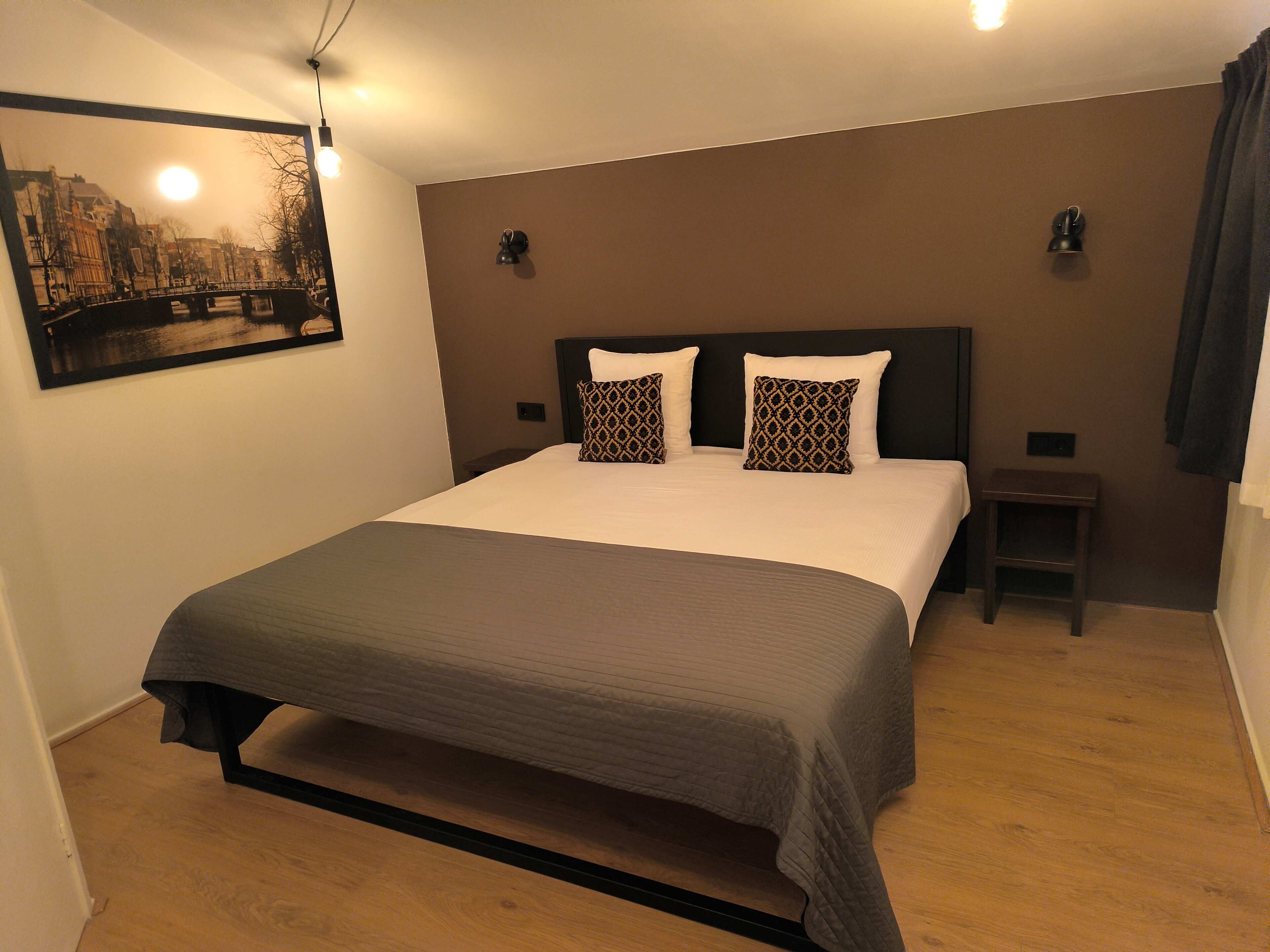 Chambre, 1 très grand lit, vue jardin | Rideaux occultants, fer et planche à repasser, Wi-Fi gratuit