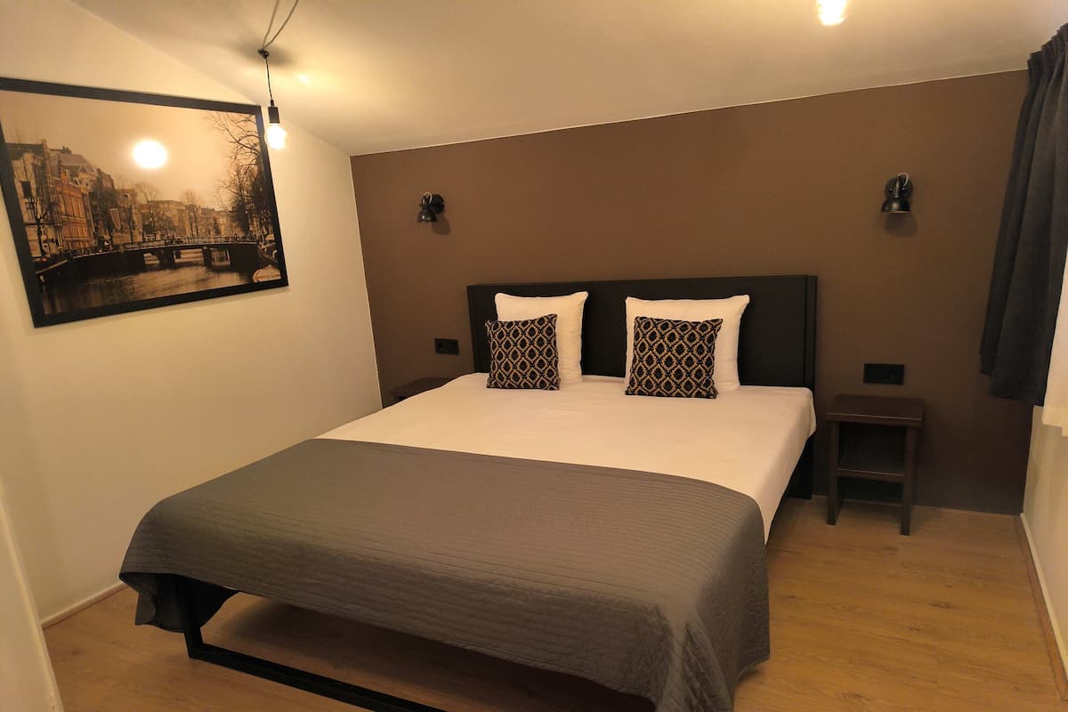 Kamer, 1 kingsize bed, uitzicht op tuin | Verduisterende gordijnen, een strijkplank/strijkijzer, gratis wifi