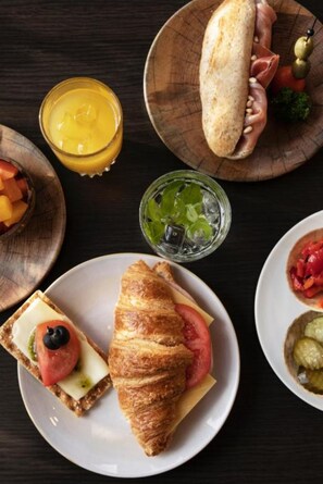 Daily continental breakfast (EUR 17.00 per person)