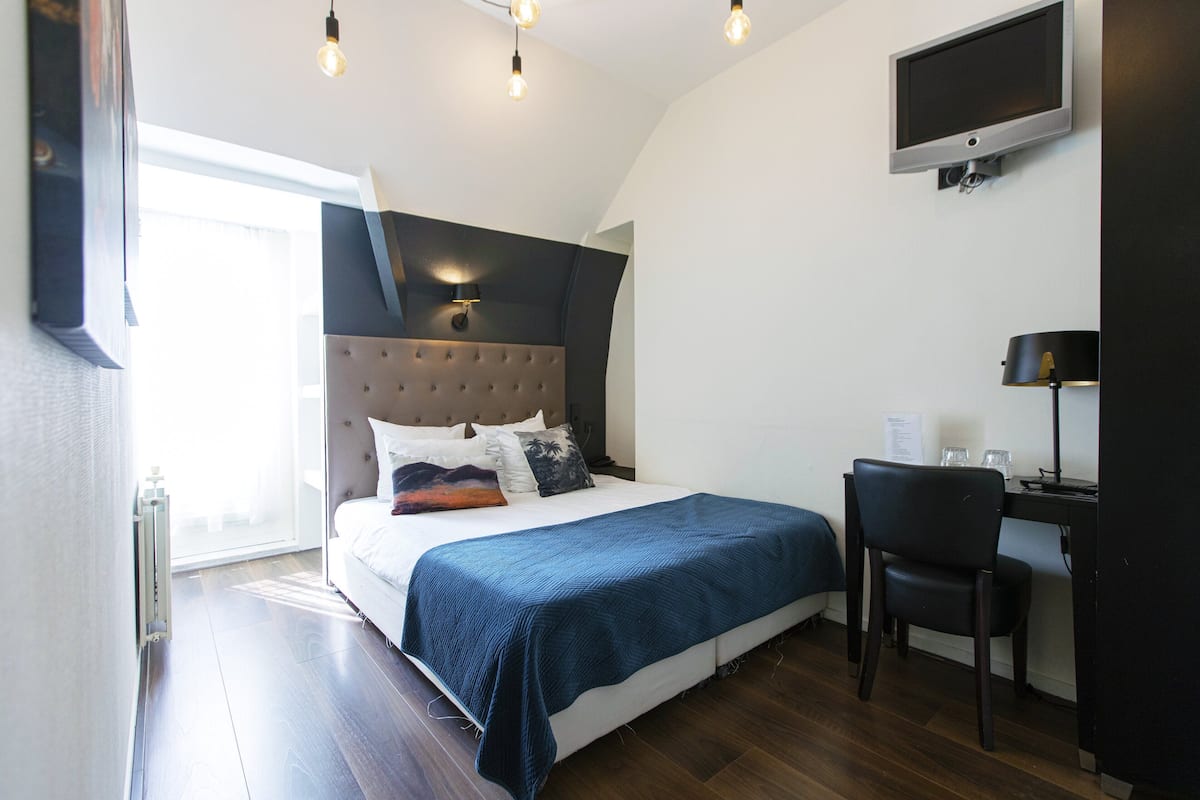 Quarto standard, 1 cama de casal, banheiro privativo | Cortinas blackout, ferros/tábuas de passar roupa, Wi-Fi de cortesia