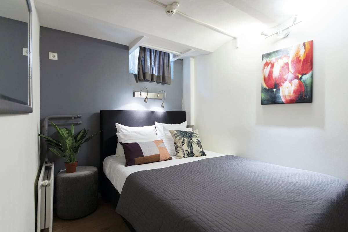 Quarto econômico, 1 cama de casal, banheiro privativo | Cortinas blackout, ferros/tábuas de passar roupa, Wi-Fi de cortesia