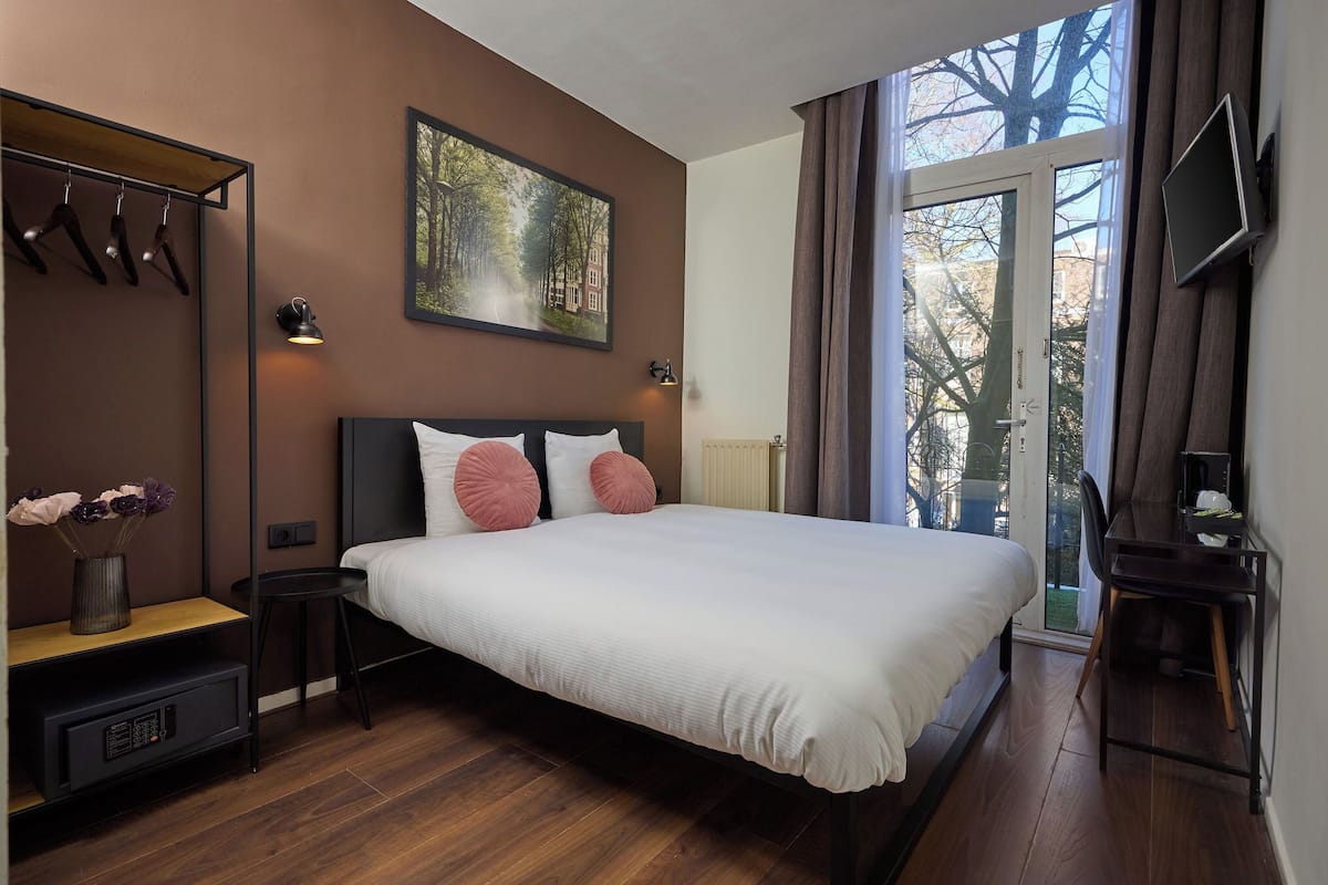 Luxe tweepersoonskamer, balkon | Verduisterende gordijnen, een strijkplank/strijkijzer, gratis wifi