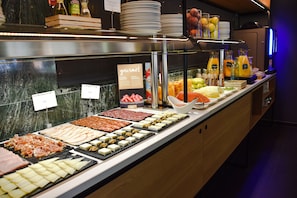 Frokostbuffé hver dag (mot et tillegg)