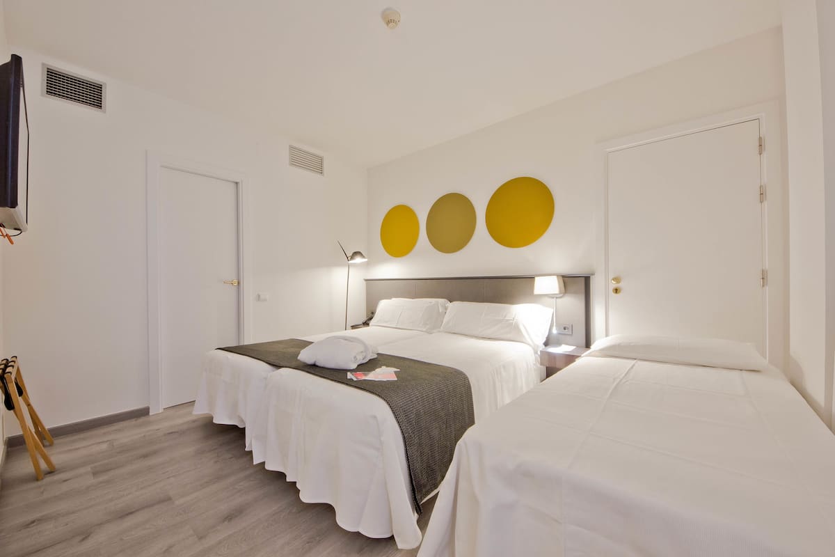 Triple Room, Kitchen | Down comforters, in-room safe, individually furnished, laptop workspace