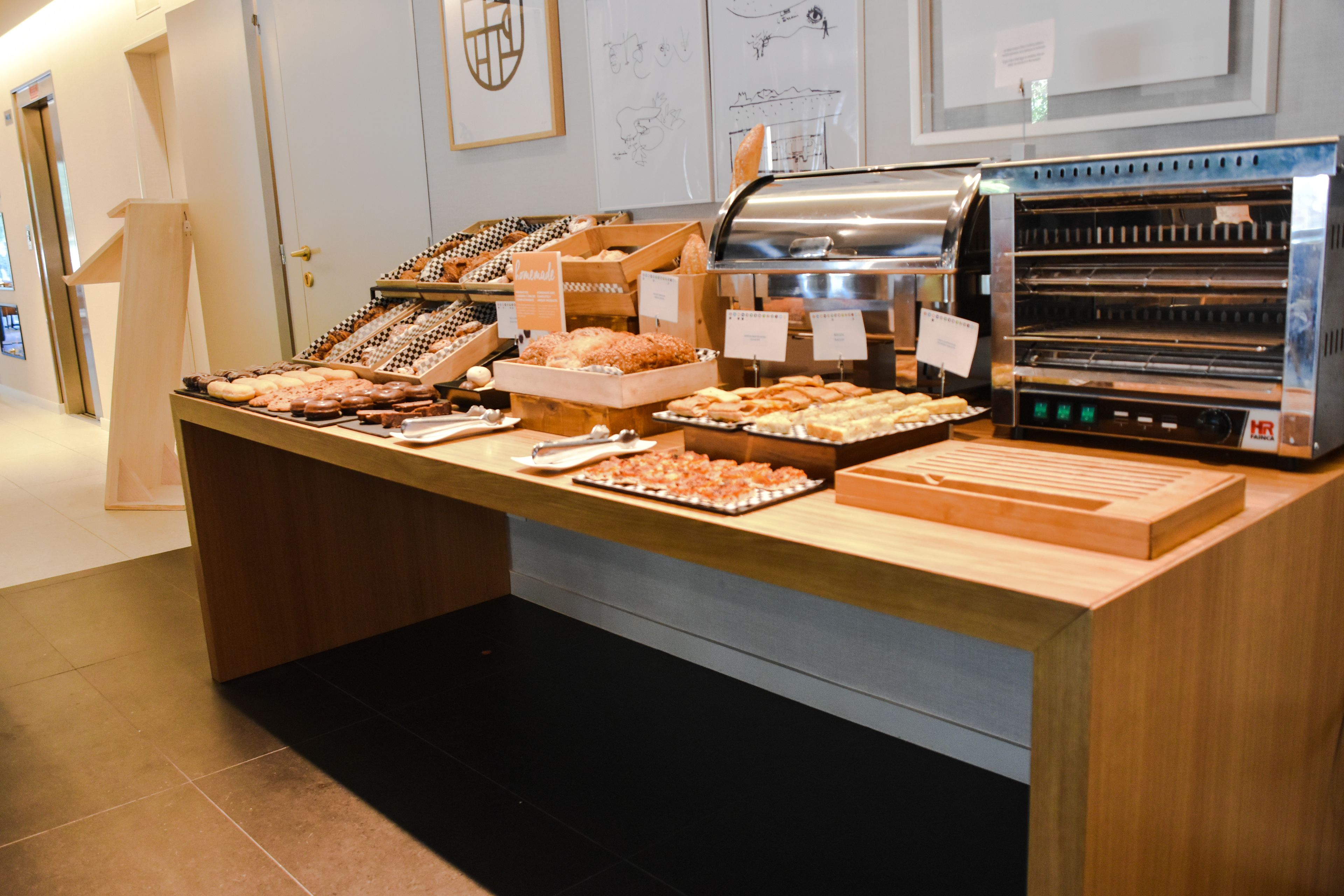 Un mostrador de buffet con diversos alimentos y un horno de servicio propio.