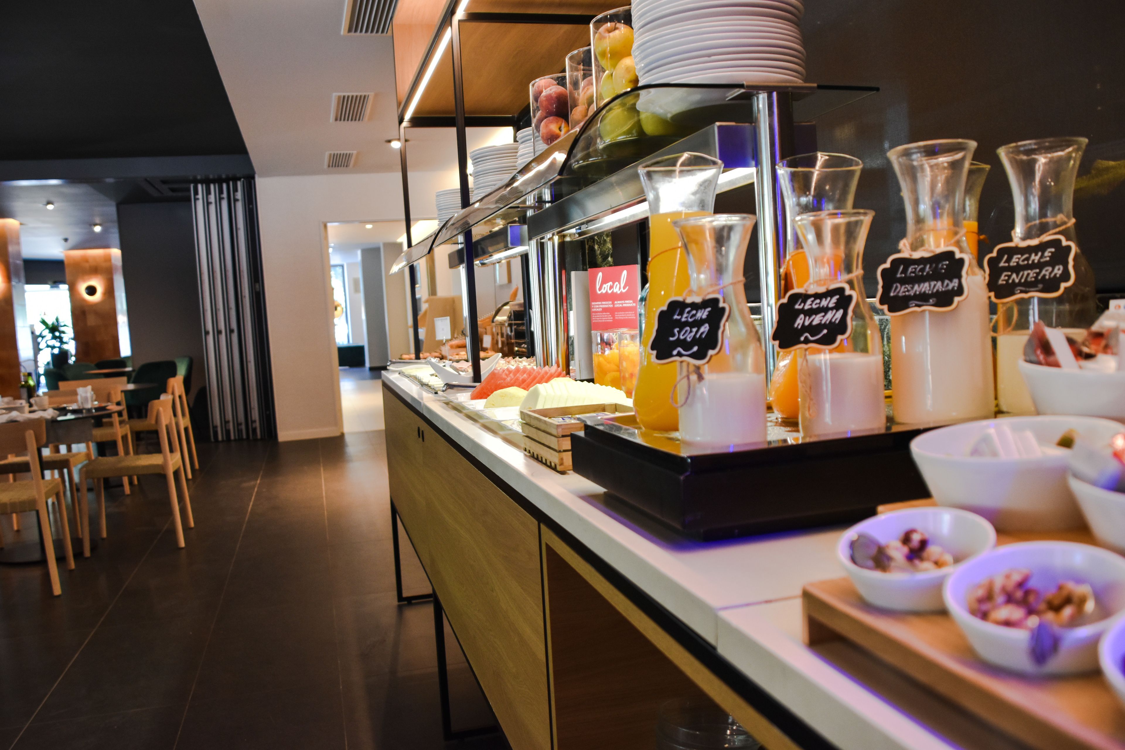 Een ontbijtbuffet met diverse gerechten en drankjes.