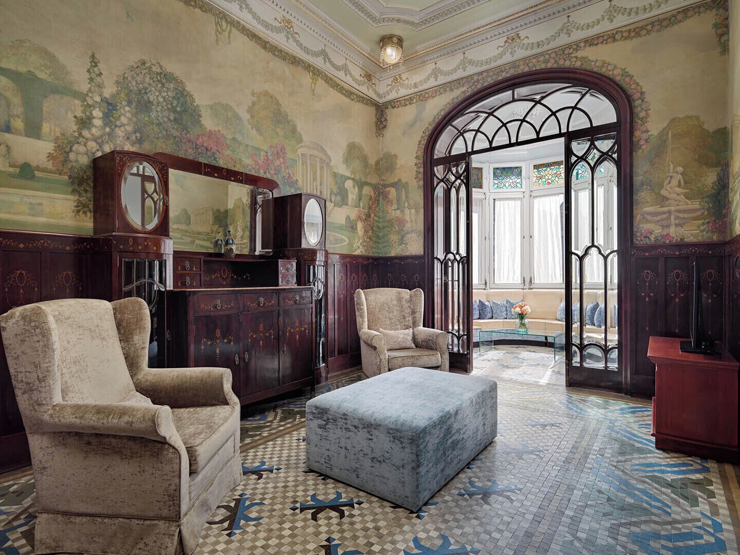 Suite 2 Bedrooms | Zona de estar | Una televisión LCD