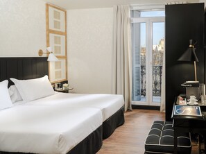 Minibar, in-room safe, soundproofing, iron/ironing board - H10 Catalunya Plaza Boutique Hotel (Barcelona)