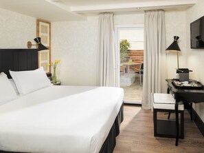 Deluxe Room, Terrace | 1 bedroom, minibar, in-room safe, soundproofing