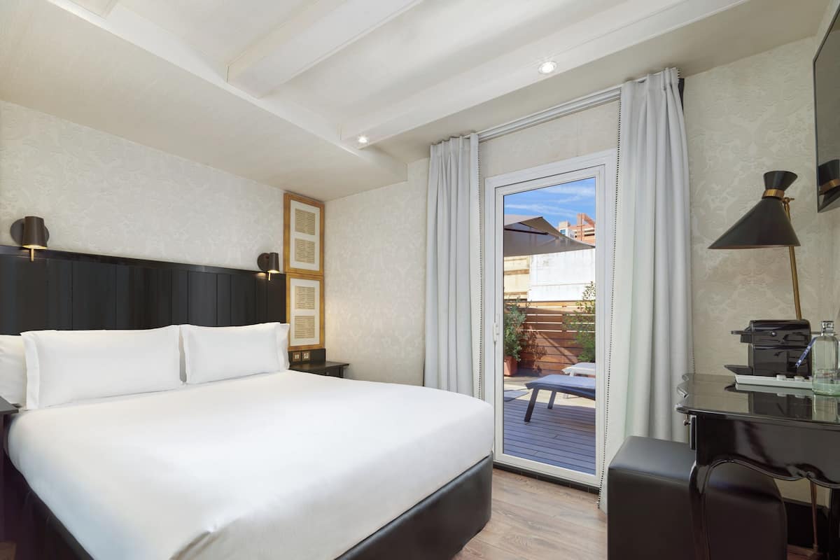 Deluxe-Zimmer, Terrasse | Minibar, Zimmersafe, schallisolierte Zimmer, Bügeleisen/Bügelbrett