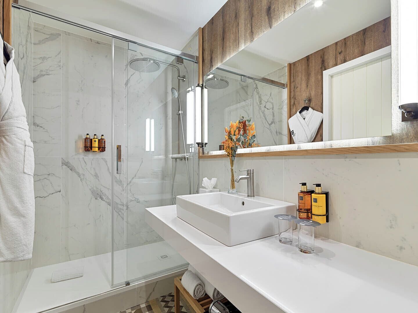 suite 3 bedrooms | bathroom | shower, eco-friendly toiletries, hair dryer, bathrobes