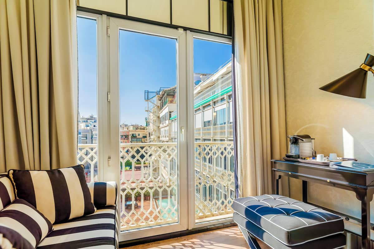 Minibar, in-room safe, soundproofing, iron/ironing board