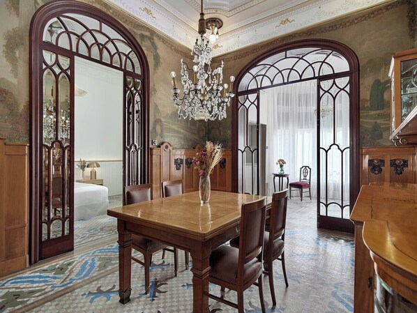 Suite 2 Bedrooms | Área de estar | TV LCD