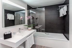 Bathtub, deep-soaking bathtub, free toiletries, hair dryer - Aparthotel Atenea Barcelona (Barcelona)