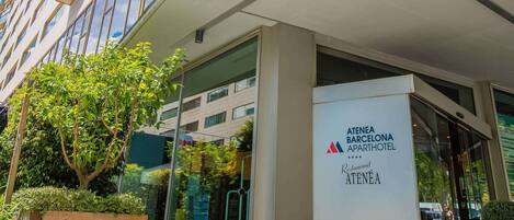 Exterior del ApartHotel Atenea Barcelona, con un diseño moderno, grandes ventanales y una entrada acogedora.