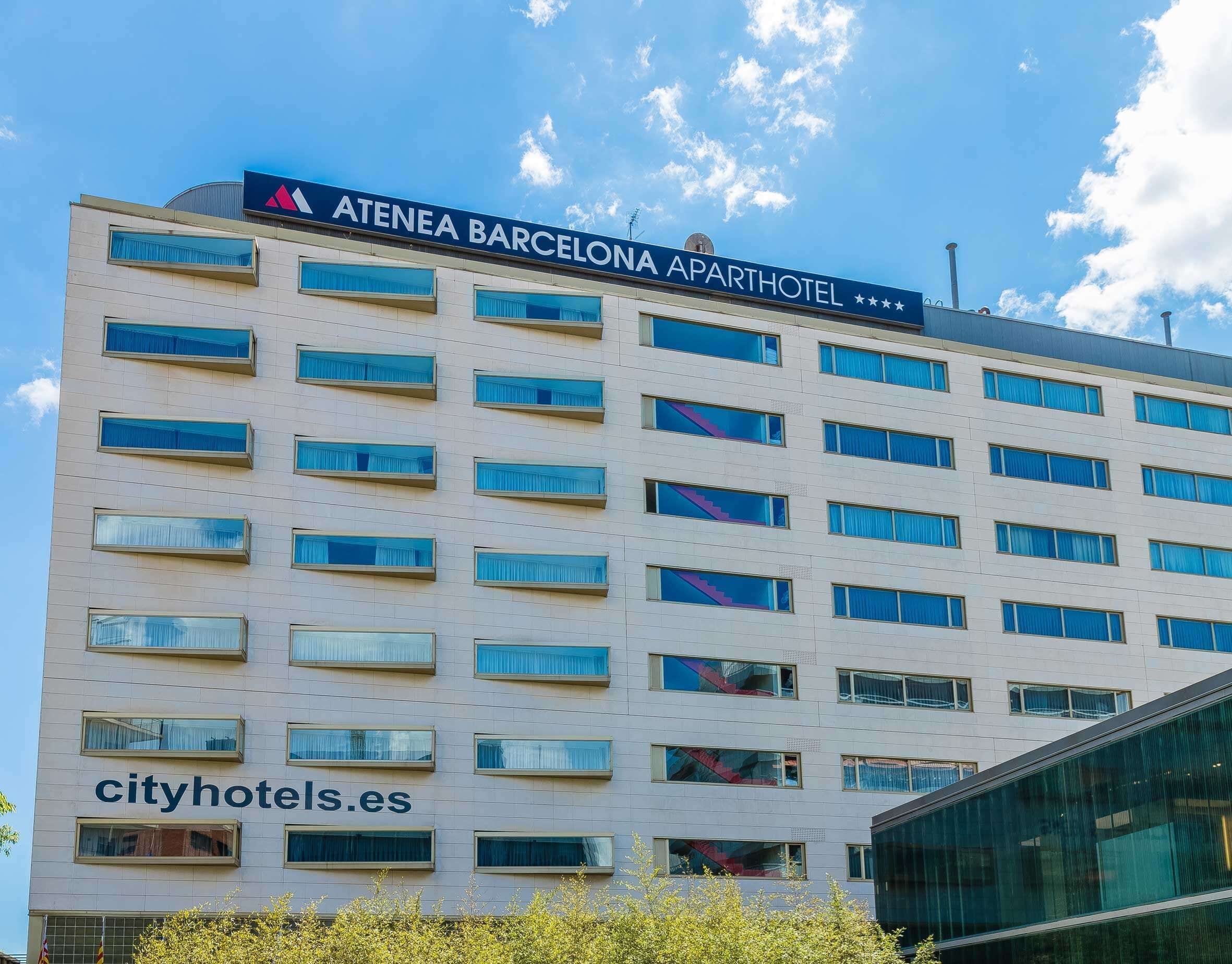 Ein mehrgeschossiges Gebäude mit der Aufschrift "ATENEA BARCELONA APARTHOTEL" und "cityhotels.es", das als Hotel gekennzeichnet ist.