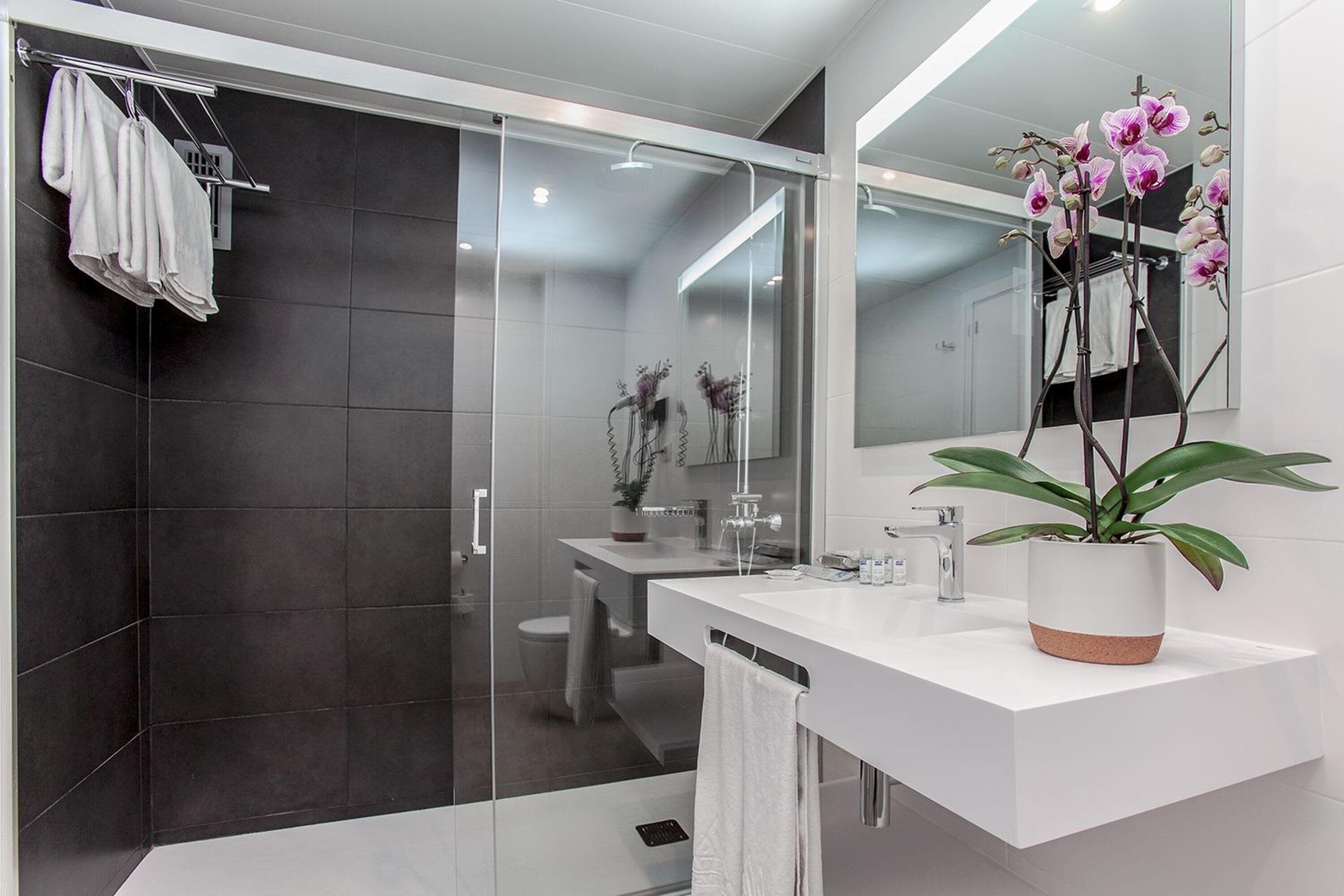Bathtub, deep-soaking bathtub, free toiletries, hair dryer
