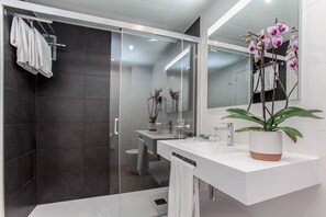 Tina, tina profunda, amenidades de baño gratuitas, secadora de cabello