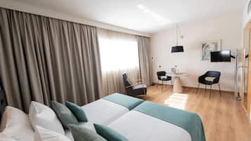 Brankas, meja kerja, tirai kedap cahaya, dan kedap suara