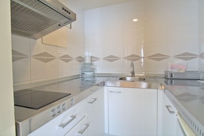 Kühlschrank, Mikrowelle, Herdplatte, Wasserkocher mit Kaffee-/Teezubehör