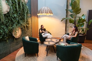 供應早餐、午餐、晚餐和早午餐