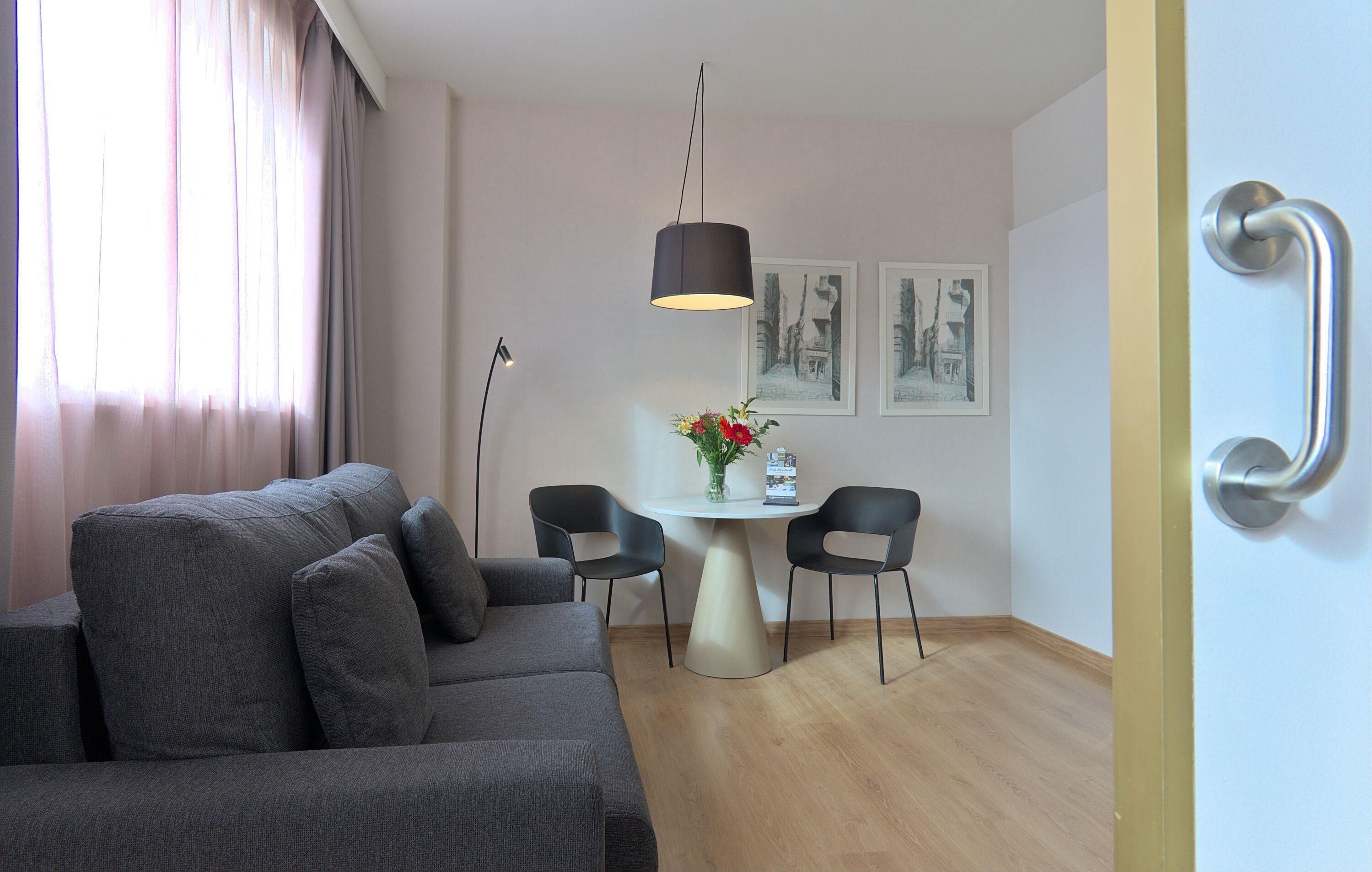 Een kluis op de kamer, een bureau, verduisterende gordijnen