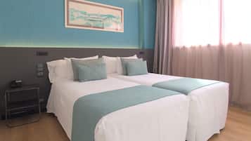 Een kluis op de kamer, een bureau, verduisterende gordijnen