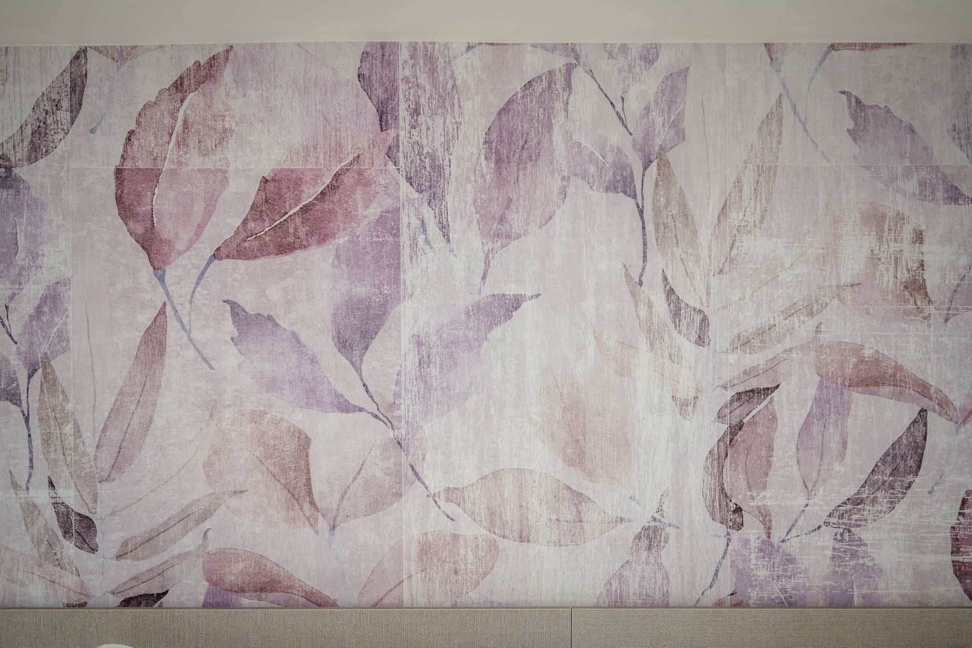 Una pared con un cuadro abstracto grande.