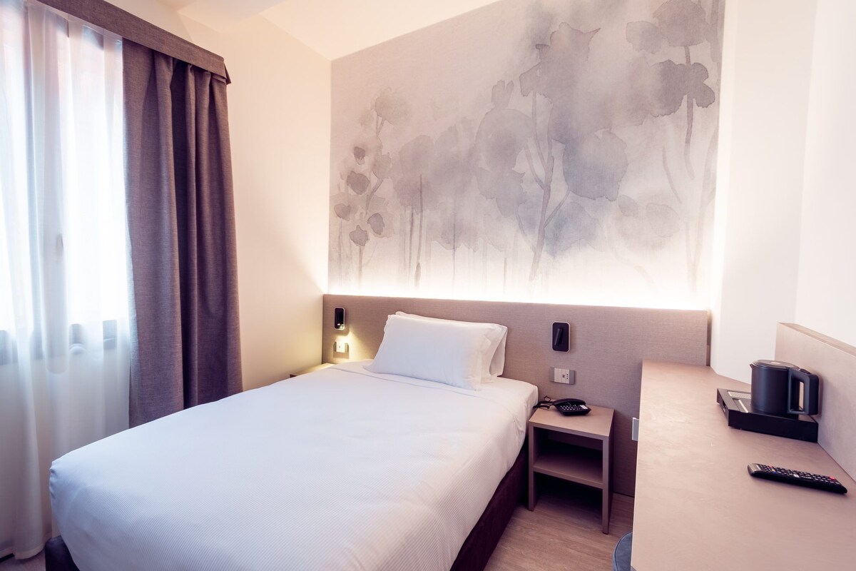 Superior Single Room, 1 Bedroom (Large Single Bed) | Frette Italian sheets, premium bedding, down comforters, minibar