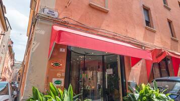 Vista frontal de la propiedad