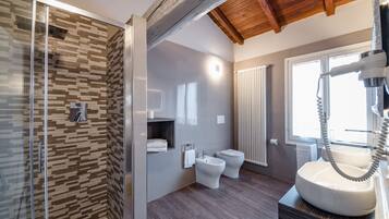 Estudio, en edificio contiguo (2 pax ) | Baño | Regadera, amenidades de baño gratuitas, secadora de cabello, bidet