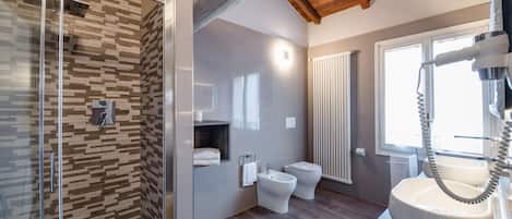 Estudio, en edificio contiguo (2 pax ) | Baño | Regadera, amenidades de baño gratuitas, secadora de cabello, bidet