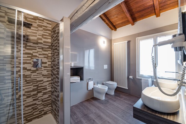 Studio, dans les dépendances (2 pax ) | Salle de bain | Douche, articles de toilette gratuits, sèche-cheveux, bidet