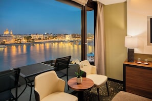 Habitación con 1 cama matrimonial o 2 individuales, vista al río | Ropa de cama de alta calidad y caja de seguridad en la habitación